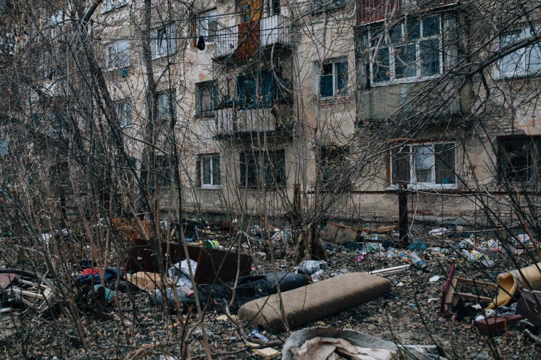 Грязь в квартире. Грязный дом. Грязный двор. Загаженный двор. Грязные дворы России.