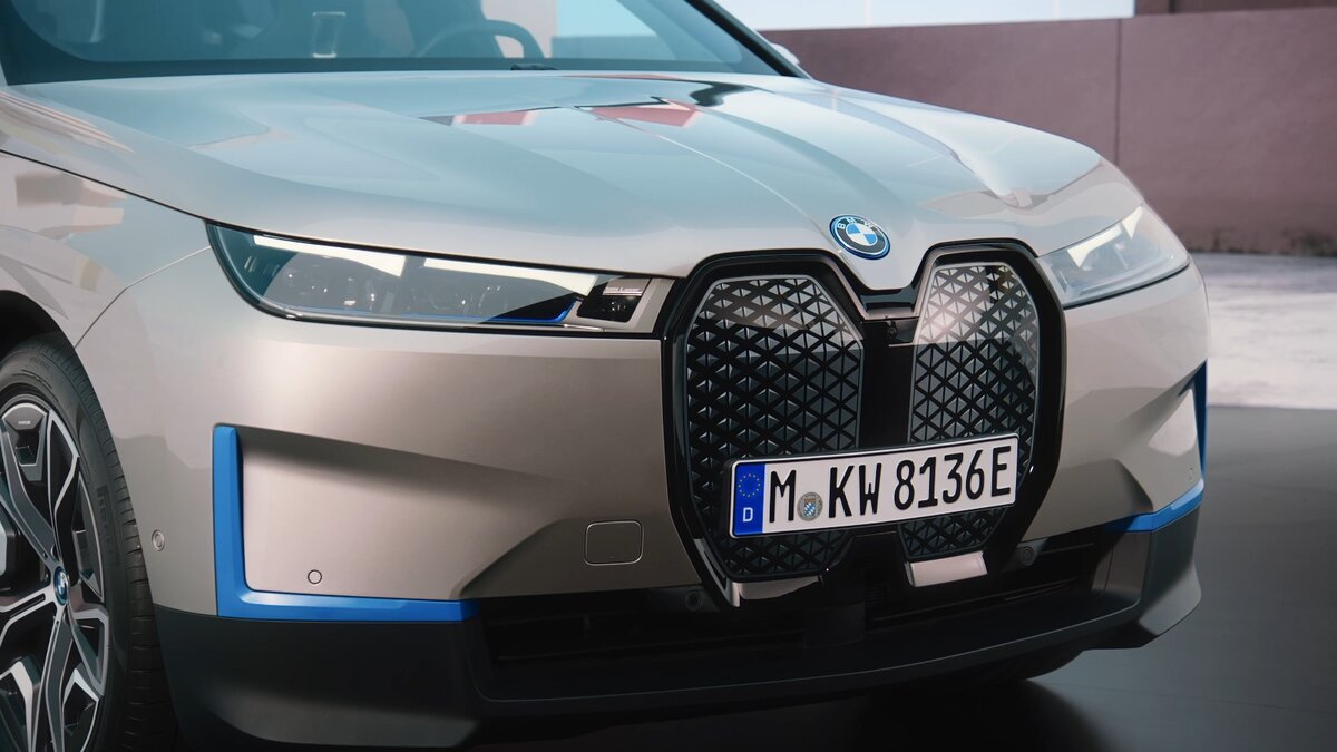 Передняя и задняя части BMW iX 2022 года (листайте)