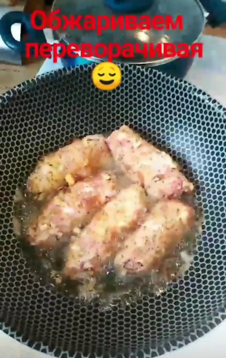 Отправляем жариться на сковороду с раскалëнным маслом, не накрывая крышкой. Минут через 5-8, когда видим, что мясо увеличилось от температуры, аккуратно переворачивает и обжариваем аналогично с другой стороны. Затем вливаем оставшиеся сливки, убавляем огонь почти на минимум, накрываем крышкой и оставляем томиться минут 40-60. При необходимости можно добавить воды из чайника. 