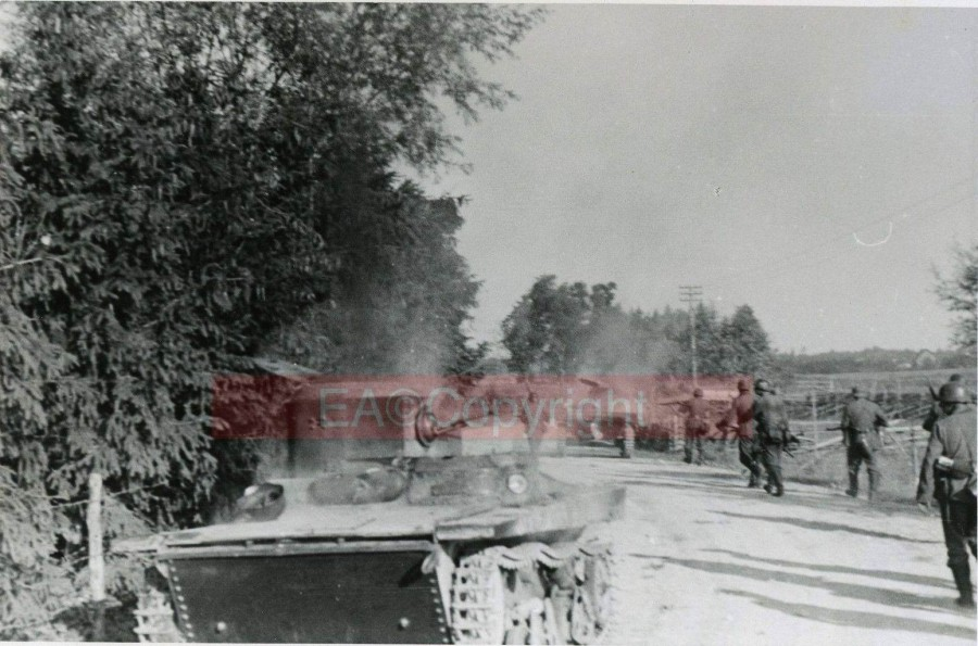 На дальнем плане видна вторая подбитая машина.  На броне советская каска десанта?