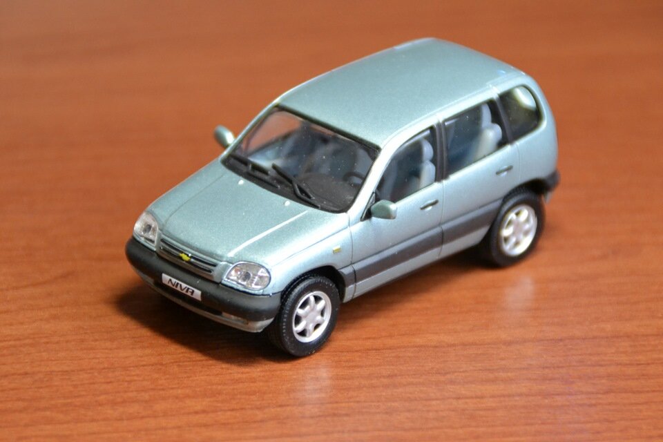 Нива была голубая... Приобрел я ее через неделю после Калину. Шнивку "заиграл" один мой товарищ, так что она в том же мире, что и Лада. Да и Бог с ней - также недавно восполнил пробел, купив золотистый экземпляр. 