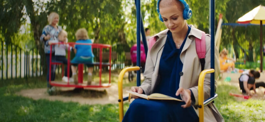 И единственной опорой в ее такой долгожданной и выстраданной, но оказавшейся совсем непростой новой жизни, становится старенький  блокнот, в который она когда-то записывала свои желания. Фото с просторов интернета.