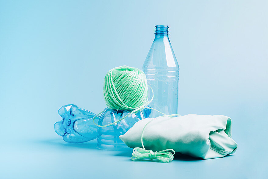 Чудеса из бутылки: как старый пластик превращается в новые вещи