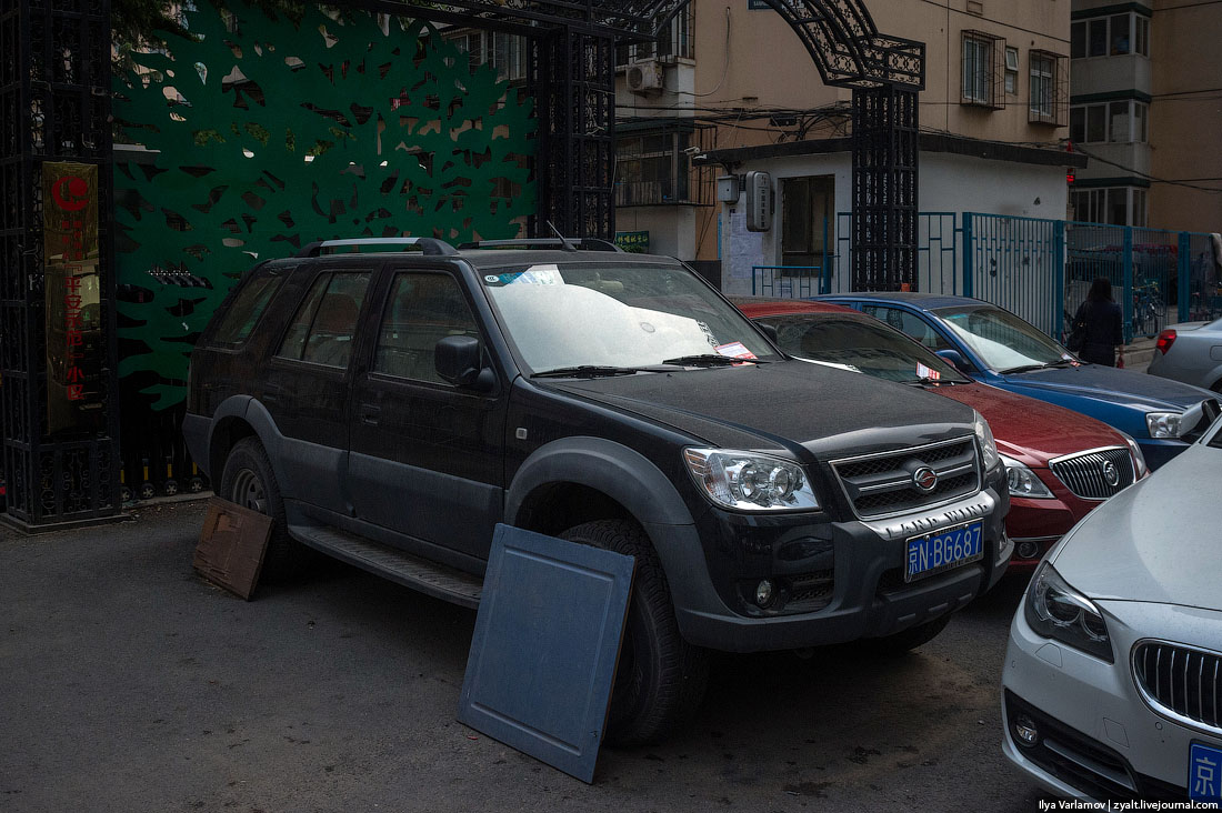 Зачем в Китае владельцы автомобилей закрывают колеса дощечками?1