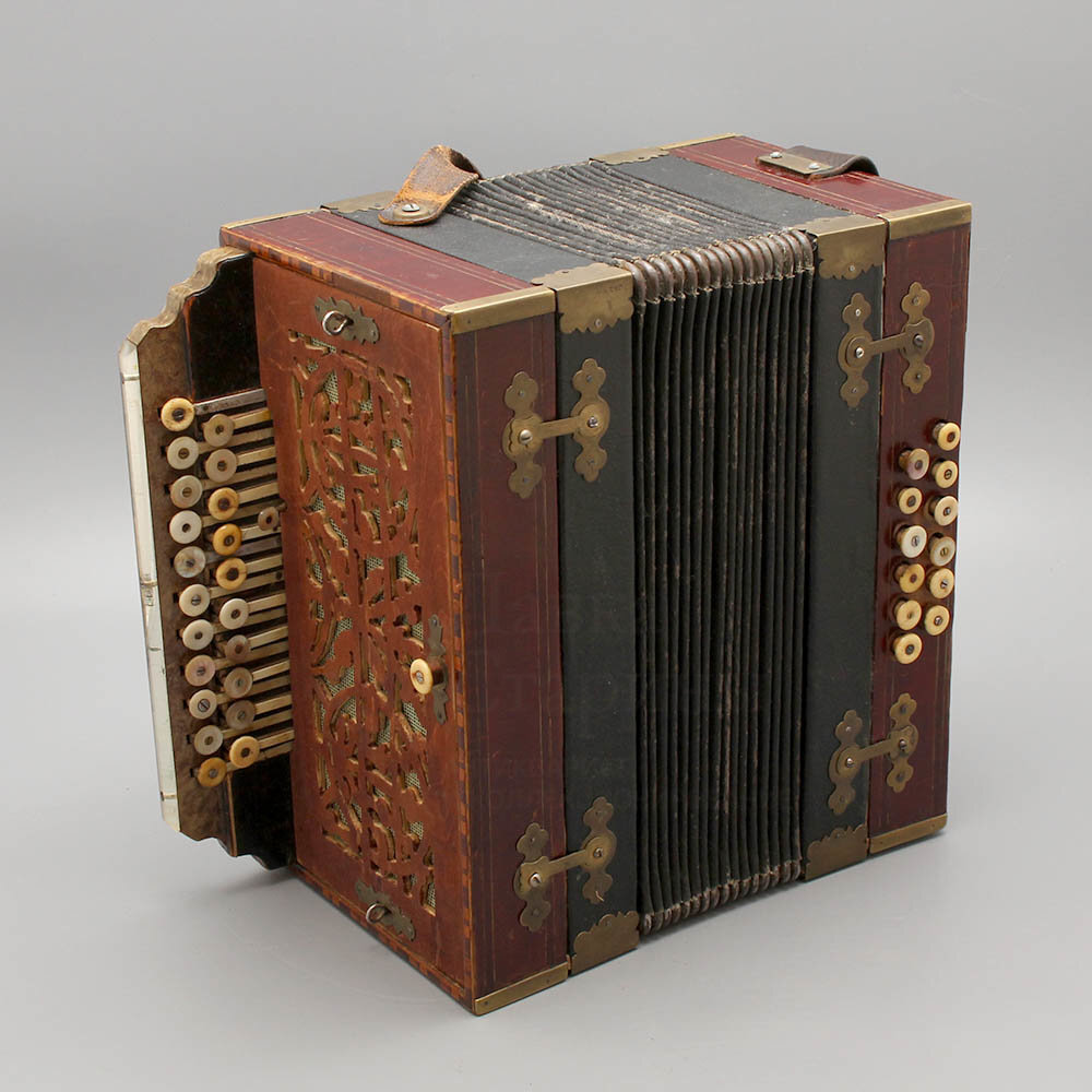 Старая гармонь в футляре, СССР, 1920-30 годы, в продаже в нашем магазине