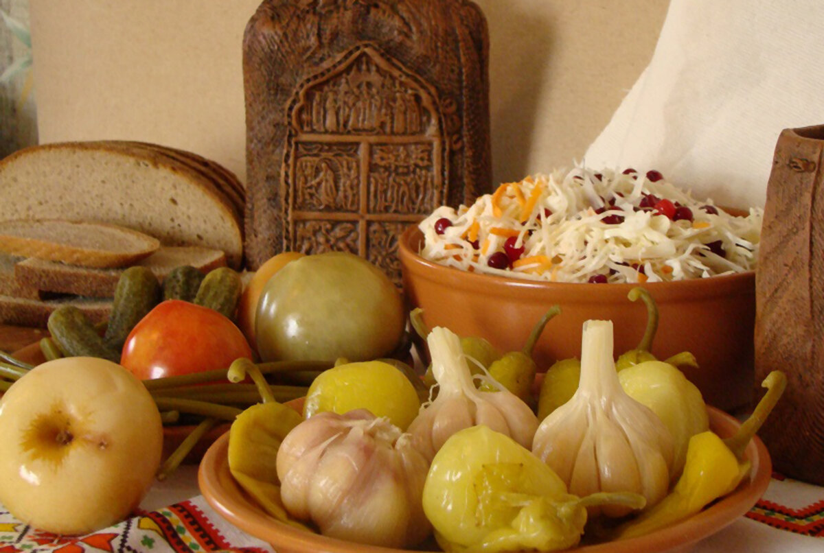 Разносолы на деревенском столе