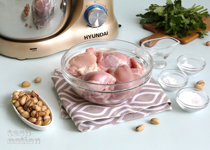 Подготовила ингредиенты для домашней ветчины / Изображение: дзен-канал technotion