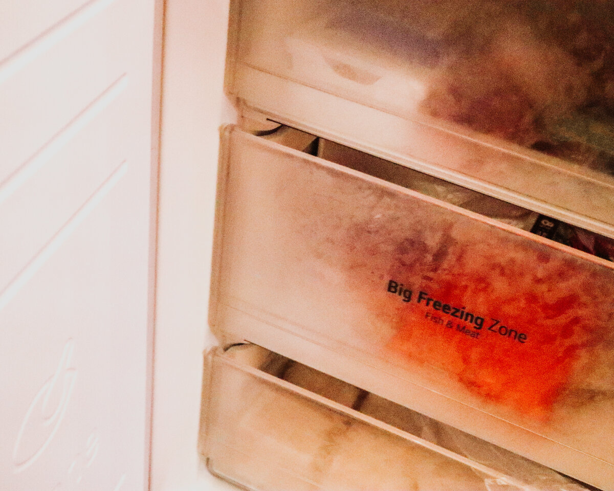 Наличие большой морозильной камеры поможет всегда иметь под рукой свежие замороженные продукты и экономить деньги