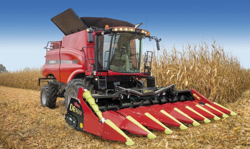 Зерноуборочный комбайн Case IH и жатка для уборки кукурузы на зерно OLIMAC Drago 2 