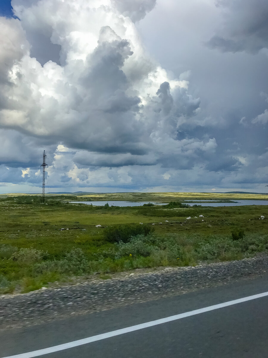 Участок асфальтированной трассы от Мурманская до развилки Териберка - Туманный довольно хорош.