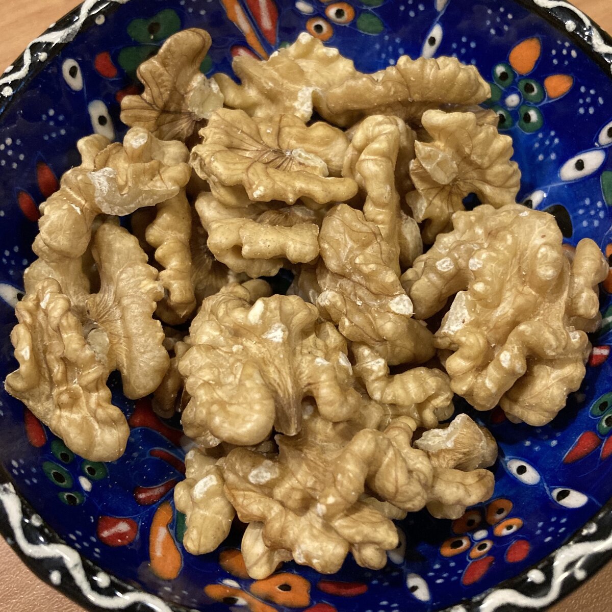 Грецкие орехи для торта, стоит сразу задуматься над украшением и отложить самые красивые орешки.