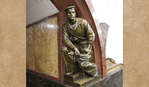 Скульптура Матвея Манизера на станции метро "Площадь революции", прототипом которой является Олимпий Иванович Рудаков. Источник фото: Наш транспорт (https://clck.ru/ZREH3).