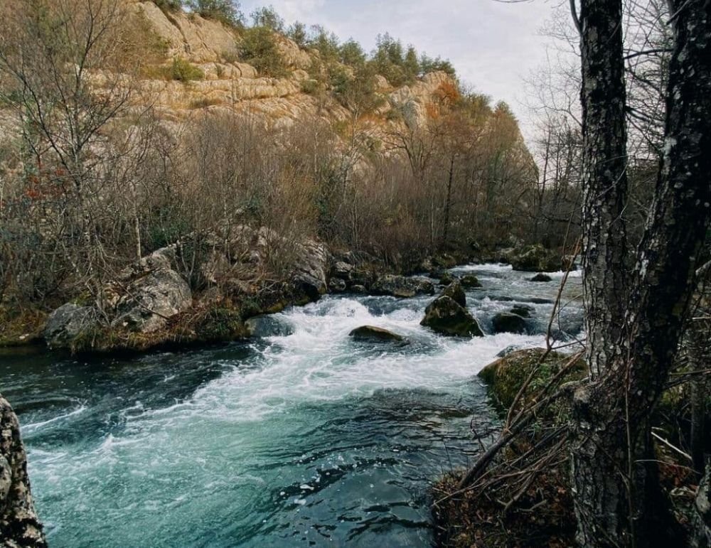 Черная река, каньон, большая вода. Источник: севлайф.ру