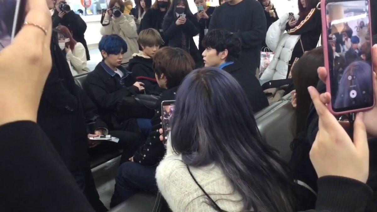 Поклонники окружают TXT, чтобы сфотографировать