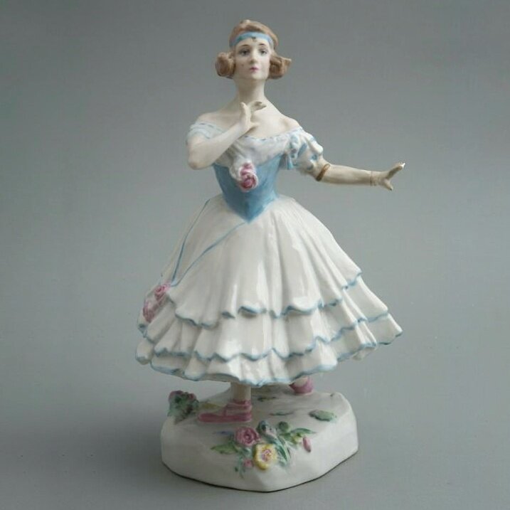 Скульптура "Балерина Елена Люком в роли Жизели" – автор модели Яков Абрамович Троупянский, высота 25 см 1920-е годы ЛФЗ, "Государственный музей-заповедник "Павловск", источник https://goskatalog.ru/ 