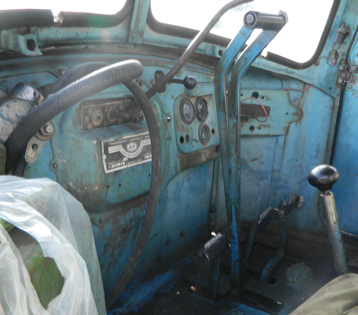 Кабина ДТ-75. Источник фото: drive2.ru
