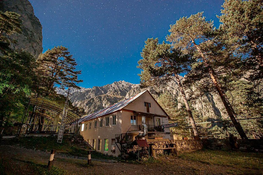 Alpen camp. Альплагерь цей Северная Осетия. Цей Владикавказ альплагерь. Горный лагерь цей. Альплагерь Уллу Тау.