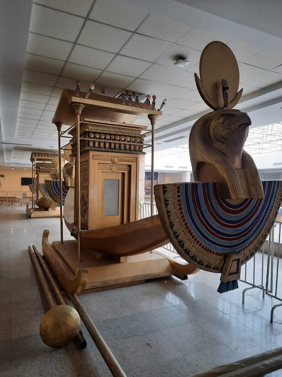 В зале-накопителе, перед входом на территорию храма, стоит образец персональной лодочки, курсировавшей во времена фараонов от храма до реки Нил.. Уже никто не назовет тот древнеегипетский концерн, что выиграл конкурс на поставки аналогов этой лодки к храму фараонов, но муляж его продукции есть.. Галоши в Египте тогда еще не делали.. 