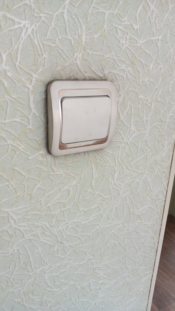 Чернота около розетки - явно не грязь, а копоть!