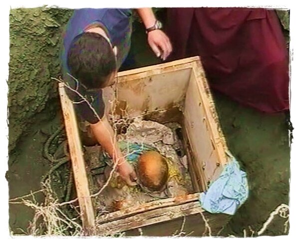 Процесс первичного вскрытия короба с монахом в 2002 году.