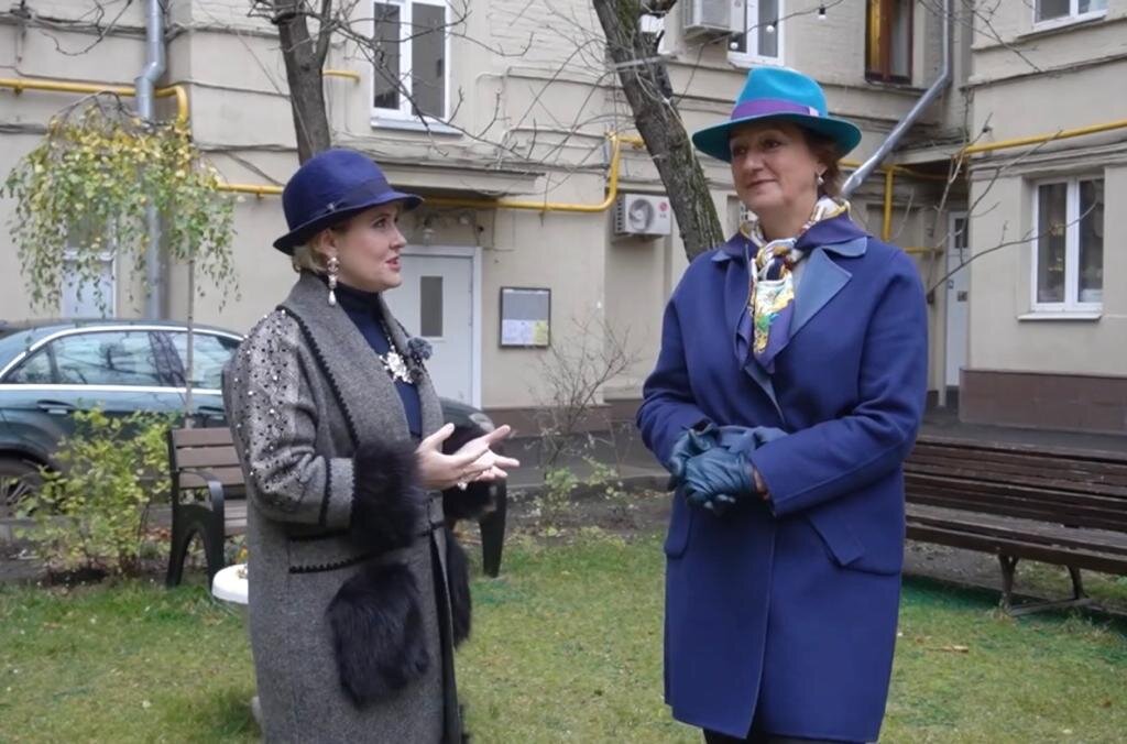 Лидер "Русской Инициативы" Юлия Серебрянская и писатель Наталья Колесова, знавшая Тонино лично, проводят экскурсию по дому синьора Гуэрра