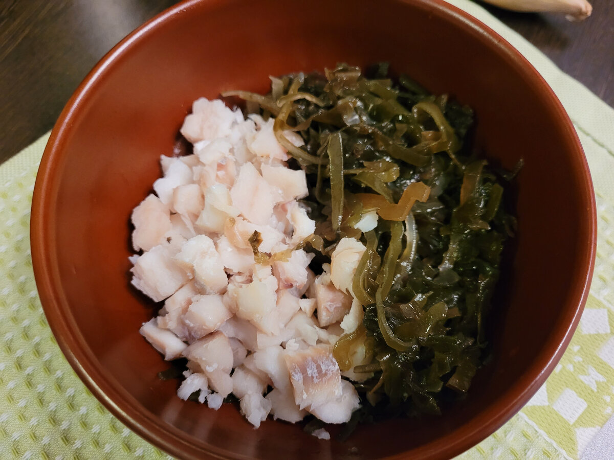 Салат из морской капусты с красной рыбой