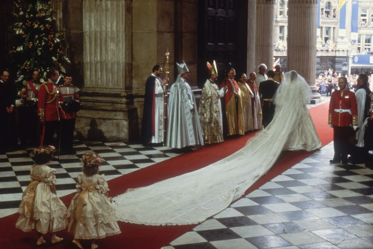 Как думаете, удобен такой шлейф или нет? | Hulton Archive / Getty Images