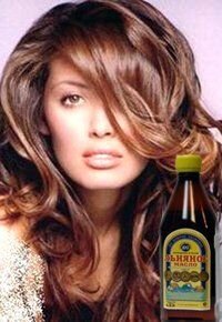 Улучшение состояния волос с помощью льняного масла
Льняное масло может помочь исправить состояние волос путем непосредственного нанесения на волосы или путем приема масла внутрь.

Если отдаете предпочтение варианту непосредственного нанесения на волосы льняного масла, то следует подобрать расческу, которая поможет равномерно распределить его по всей длине, если, конечно, Вы не намерены бороться исключительно с секущимися кончиками. Тогда масло наносится только на кончики, что позволяет склеить чешуйки, появившиеся по причине недостаточной увлажненности волос. Рекомендуется использовать масло таким образом в дни, когда будете мыть голову, чтобы не выглядеть неопрятно.

Технология применения льняного масла путем втирания в голову проста:

наклонить голову вперед;
втереть масло в кожу головы;
если необходимо распределить масло по всей длине волос с помощью расчески или гребня;
если волосы секутся на кончиках, то масло необходимо особенно тщательно наносить именно на кончики.
Масло на волосах рекомендуется держать не меньше пары часов, поэтому, волосы следует обернуть целлофаном, а поверх — полотенцем. Оптимальная частота процедуры — несколько раз в три месяца. Очень важно хорошо промыть голову после этой маски, поэтому потребуется воспользоваться шампунем, минимум, раза 2.

Результат — гладкие, здоровые, блестящие волосы, которые непременно обрадуют Вас!

Ели Вы предпочитаете принимать льняное масло внутрь, то рекомендуемая ежедневная доза — 1 столовая ложка, которую можно выпить зараз или добавлять в еду.

Можете посмотреть видео, а после узнать какие рецепты льняных масок являются самыми эффективными дочитав статью.