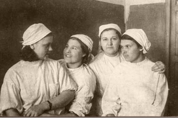 Фотография сотрудниц эвакогоспиталя № 3622, сделанная в Ленинске-Кузнецком. Слева направо перечислены: В.И.Чеботарева, Е.Н.Ильина, М.М. Архипова, Е.Н. Капишникова.