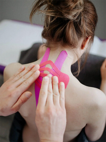 Шейно-воротниковая зона напряжена из-за работы за компьютером, при наклоне головы к телефону 