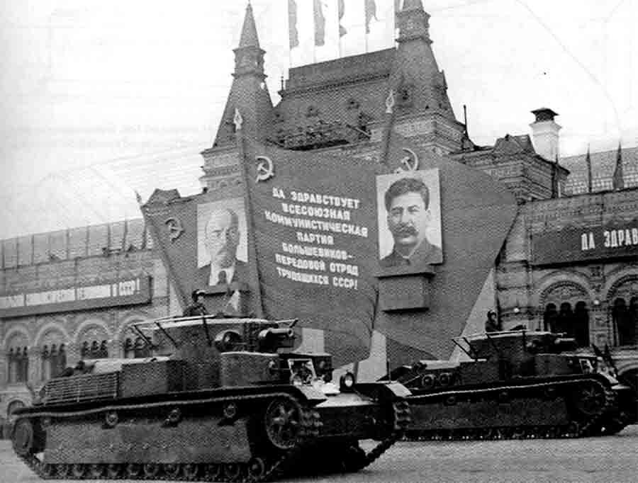 Военная тревога 1927 г. Танк т-35 парад красная площадь. Танки на красной площади 28.05. Танки 1938 года. Т-28 на параде.