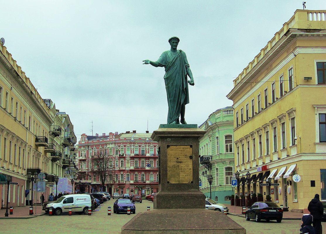 Памятник ришелье в одессе. Дюк де Ришелье Одесса. Памятник герцогу де Ришельё в Одессе. Памятник Дюку в Одессе. Дюк Ришелье памятник.