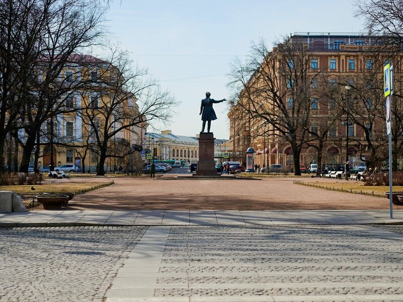 Пушкин в Михайловском сквере, вид на Михайловскую улицу