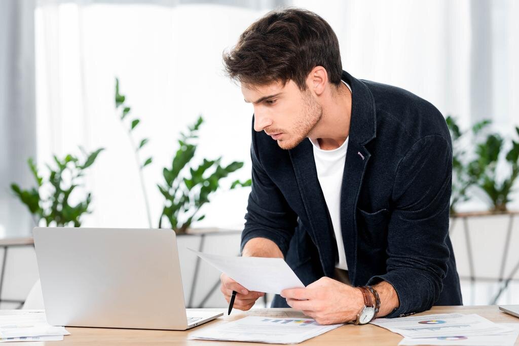 Профессиональные знания и навыки в резюме. Человек на собеседовании. Работник и работодатель. Ключевые компетенции и профессиональные навыки. Успешный работник.