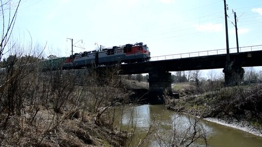 Электровоз ВЛ80С-026 на мосту через реку Большая Черемшанка и бобрячьи шалости.