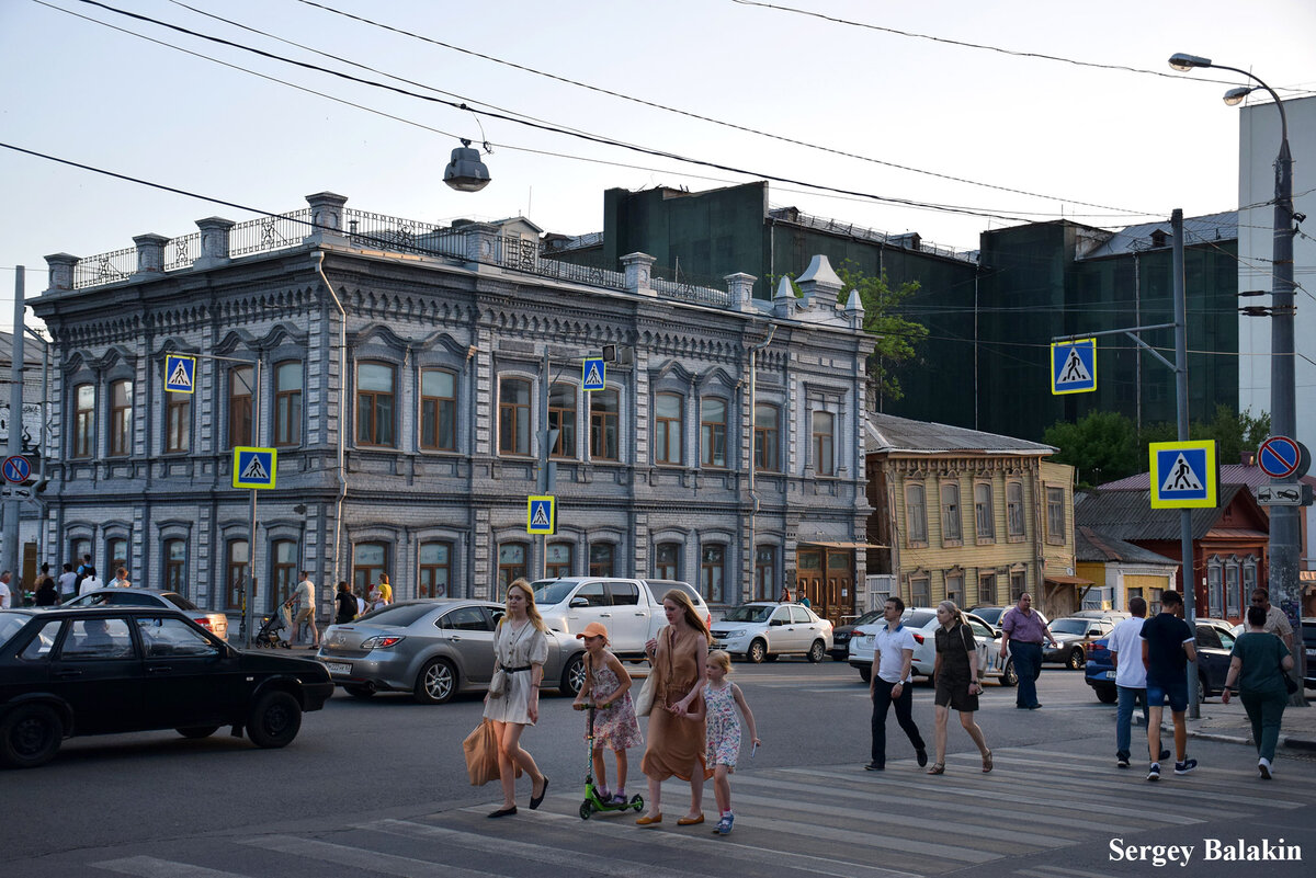 Переход на улице Фрунзе, сзади – купеческий дом Е.Усениной (1913 г.)