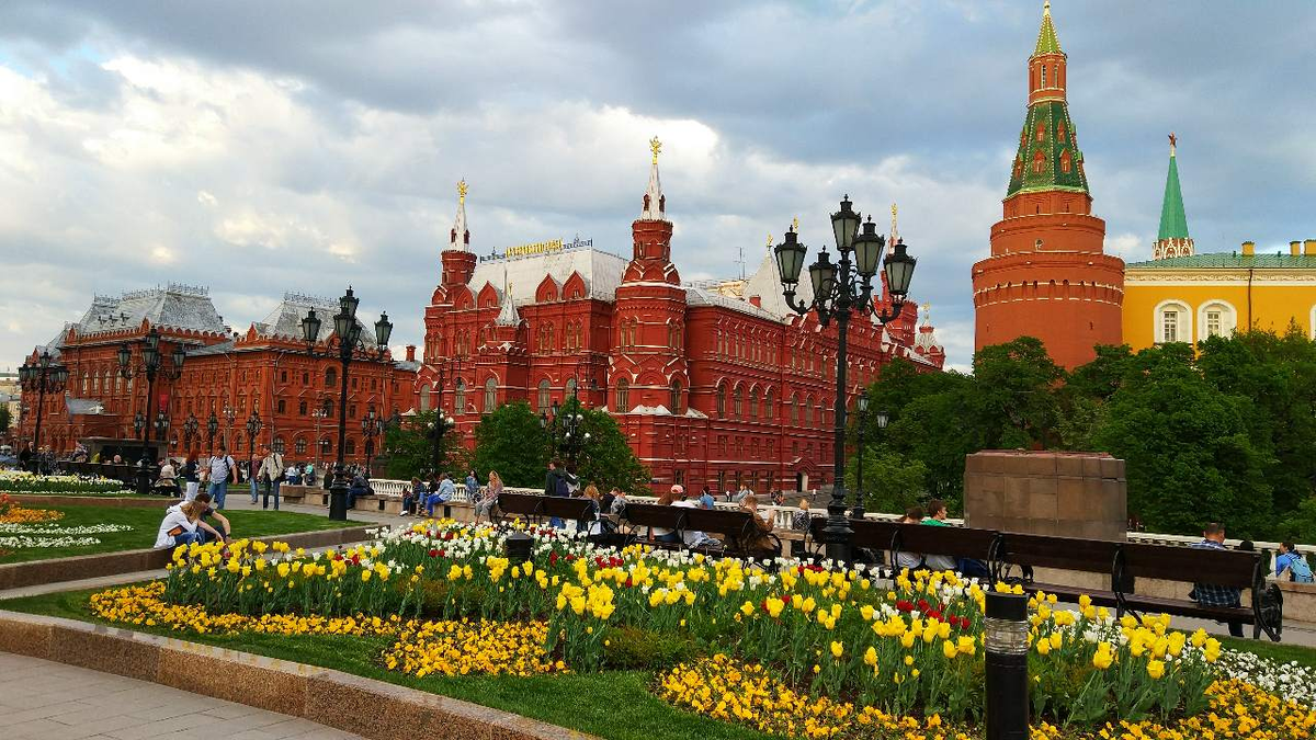 Красивые места в москве весной. Москва Кремль сирень. Московский Кремль май 2022г.. Москва весной. Кремль весной.