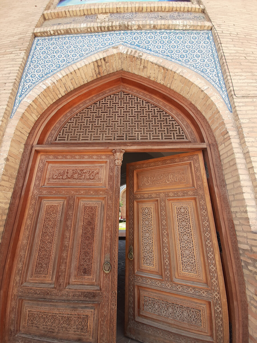 Первым что вас встречают это резные двери