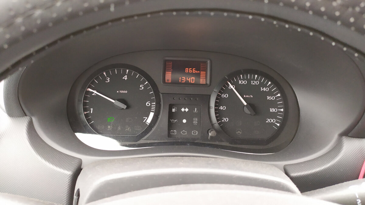 Слева тахометр, справа спидометр.