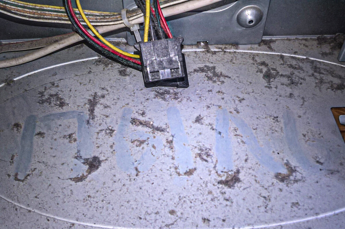 Пыль на дне системного блока.