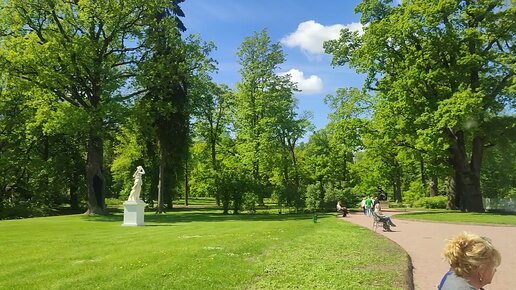 Прекрасный Китайский дворец и скульптуры в парке Ораниенбаум