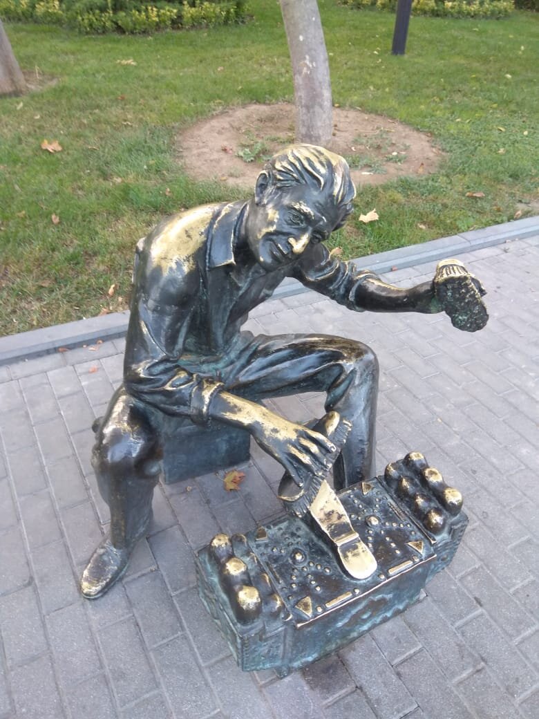 Памятник на Бакинской набережной чистильщику обуви. 28 октября