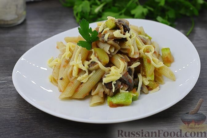 Кабачок кружочками в духовке с сыром и помидором