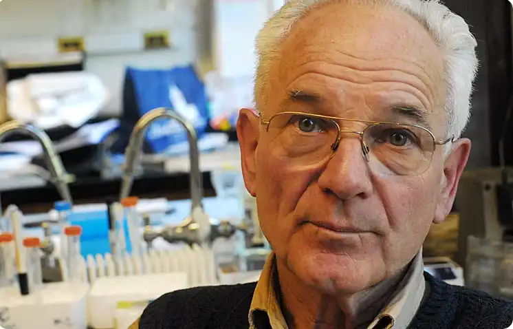 Питер Дюсберг / Peter Duesberg - немецкий американский молекулярный биолог и профессор молекулярной и клеточной биологии в Калифорнийском университете в Беркли. Он выделил первый раковый ген в своей работе над ретровирусами в 1970 году и нанес на карту генетическую структуру этих вирусов. Это и его последующая работа в той же области привели к его избранию в Национальную академию наук в 1986 году. Он также является получателем семилетнего гранта выдающегося исследователя от Национального института здравоохранения.