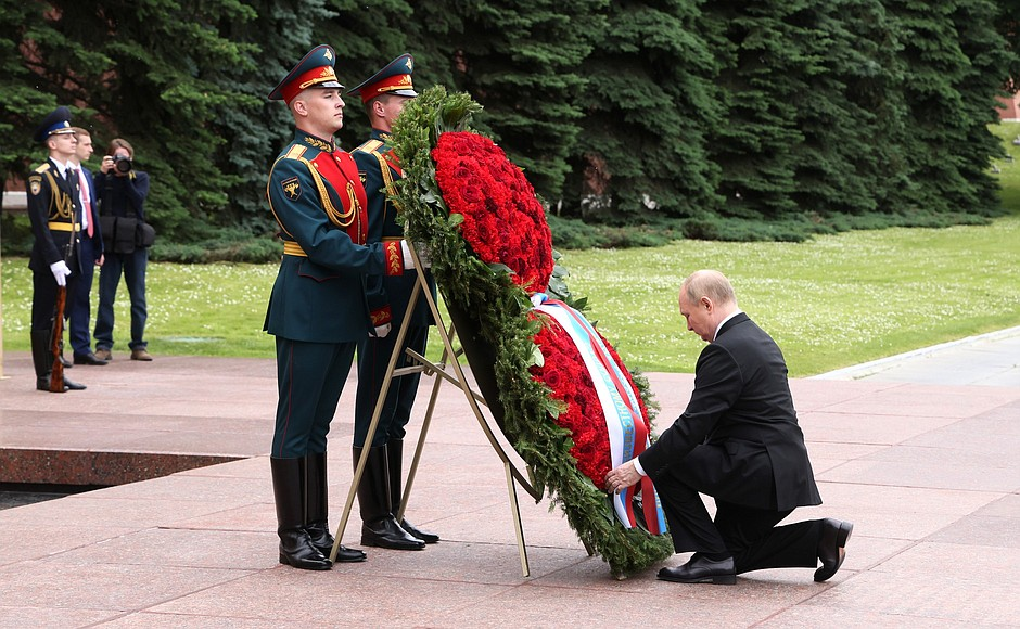 Что не так с возложением Путиным цветов к Вечному огню и могиле Ивана Шмелева
