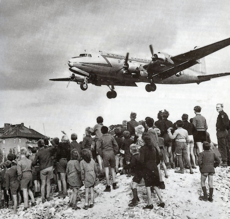 1948 год. Западноберлинские дети с нетерпением ждут «изюмной бомбардировки»