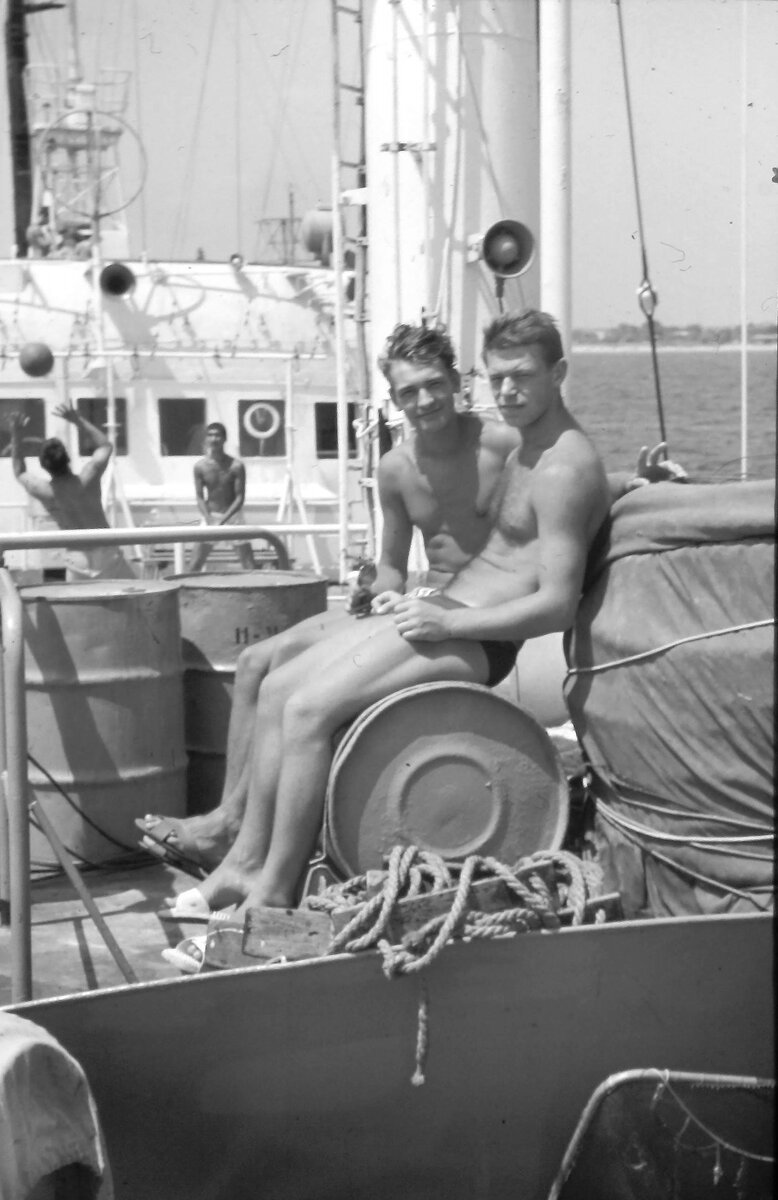 На внешнем рейде... волейбол... купание и загорание... а берег совсем рядом... тоска