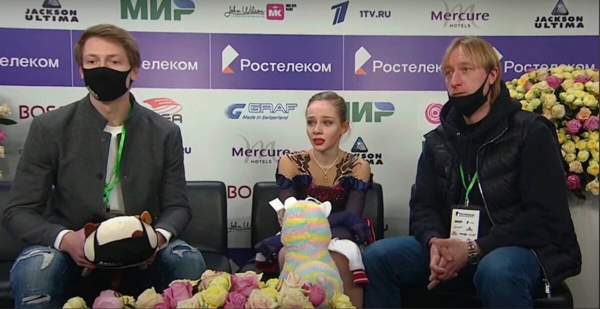 Кстати, всем говорящим про "ужасныйХрустальныйтамдажеповыходусольдараспекаюткакиегады" советую найти видео прокатов, и посмотреть на ситуацию в КиКе после короткой программы: фигуристка смотрит не на Великого, а на Михайлова - но тот ничего не может сказать, ибо Сам пока что не дал отмашку, и сам что-то пытается объяснить.