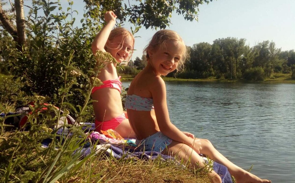 Мои племяшки на том самом "утёсе" в 2019 году. Фото автора