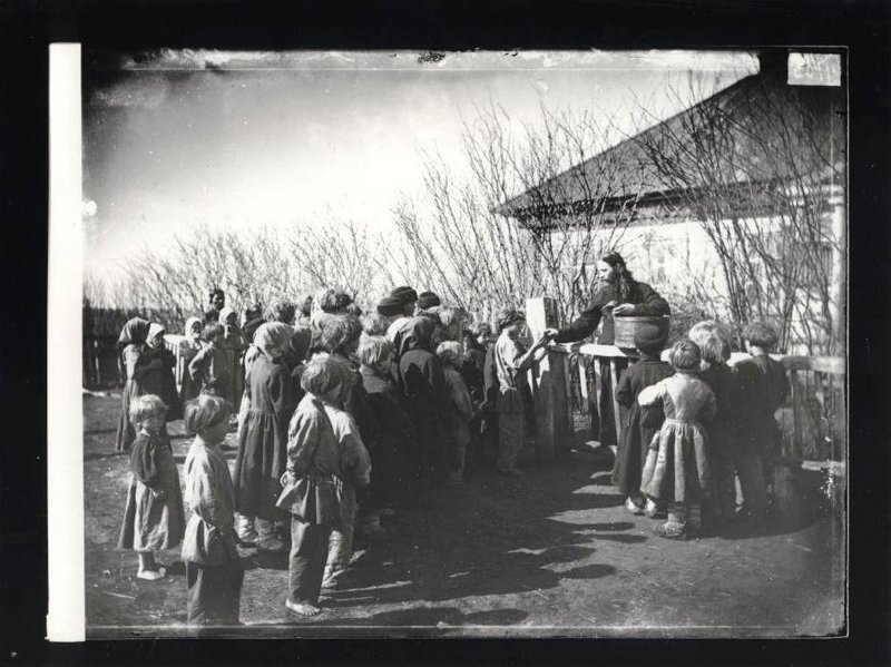 Голодный год в Нижегородской губернии. Раздача хлеба детям священником Модератовым. Максим Дмитриев, 1891 - 1892 год, Нижегородская губ., Лукояновский у., с. Протасово, МАММ/МДФ.